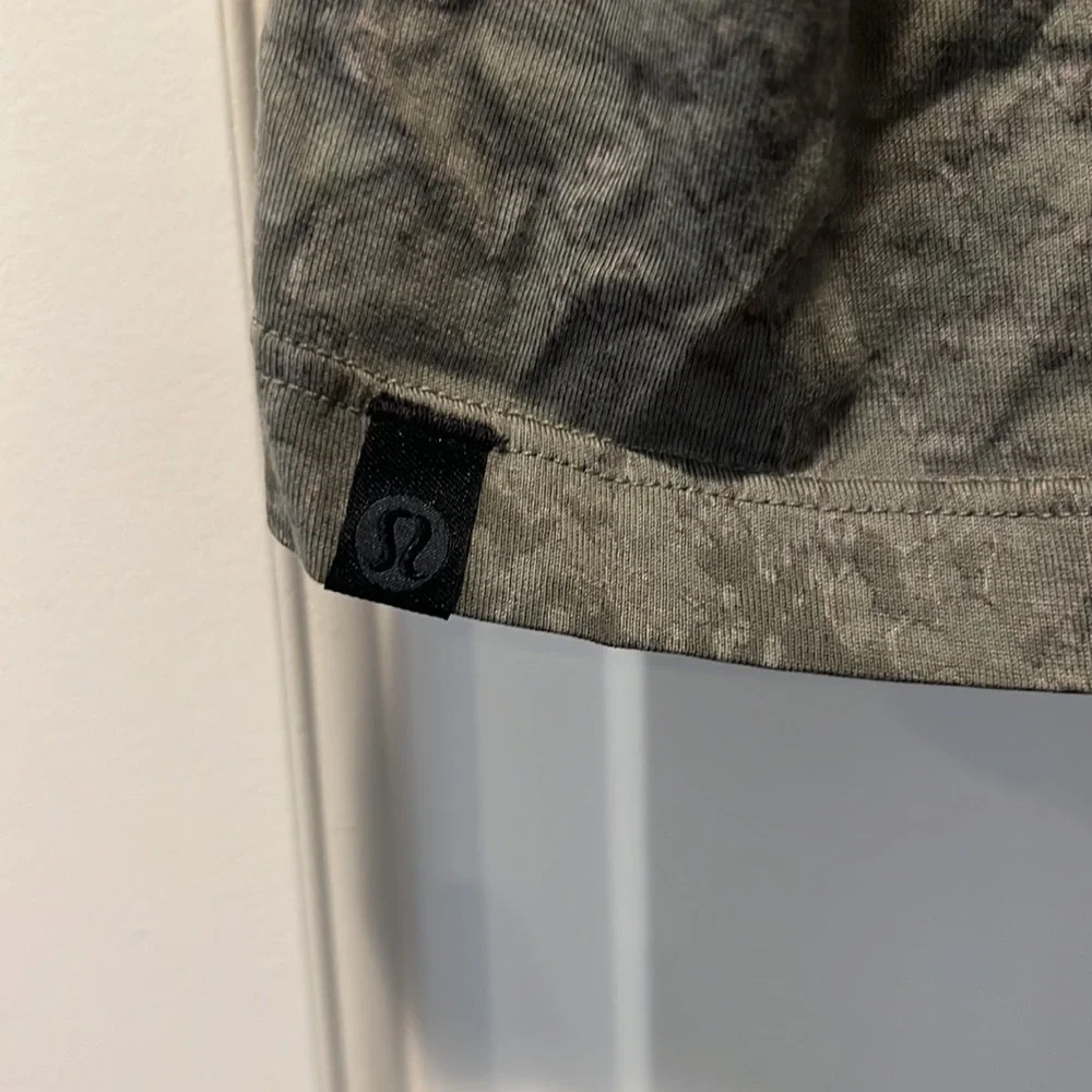 Lululemon tee - Picture 4 of 4